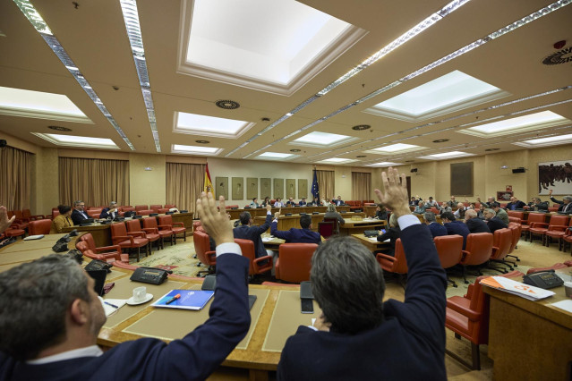 Varias personas votan durante la Comisión de Presupuestos en el Congreso de los Diputados, a 17 de noviembre de 2022, en Madrid (España).