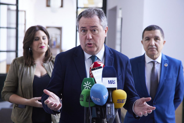 El secretario general del PSOE de Andalucía y Portavoz del Grupo Parlamentario Socialista, Juan Espadas, atiende a los medios de comunicación tras registrar la enmienda a la totalidad de su grupo al Presupuesto de la Junta de Andalucía para 2023 en el Par