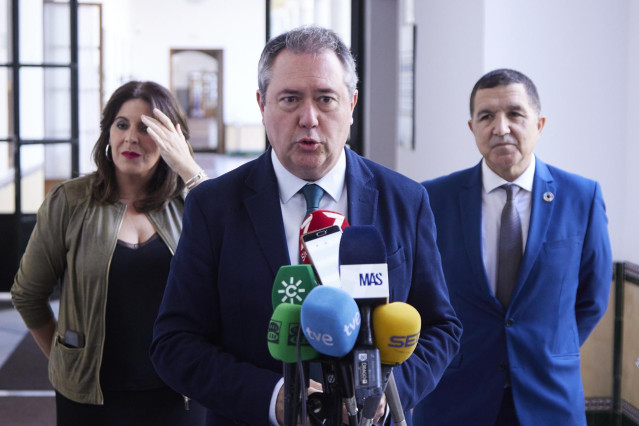 El secretario general del PSOE de Andalucía y Portavoz del Grupo Parlamentario Socialista, Juan Espadas, atiende a los medios de comunicación tras registrar la enmienda a la totalidad de su grupo al Presupuesto de la Junta de Andalucía para 2023 en el Par