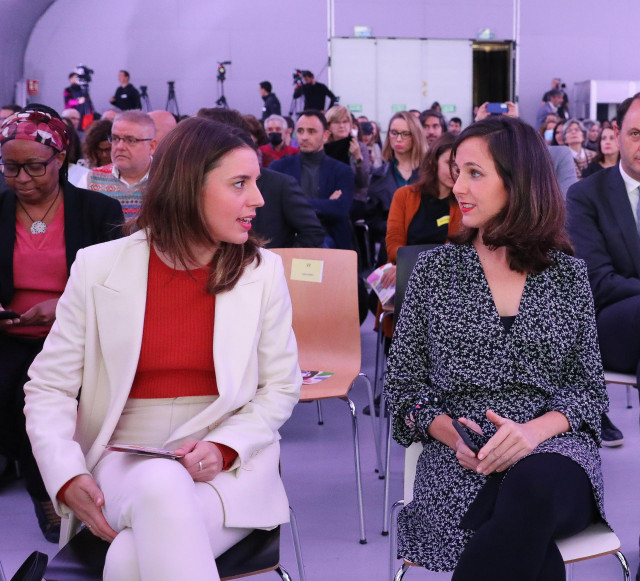 La ministra de Igualdad, Irene Montero (i), y la de Derechos Sociales, Ione Belarra (d), conversan durante el acto 'A ti te importa: Estrategia de Erradicación de la violencia contra la Infancia y Adolescencia', a 16 de noviembre de 2022, en Madrid.