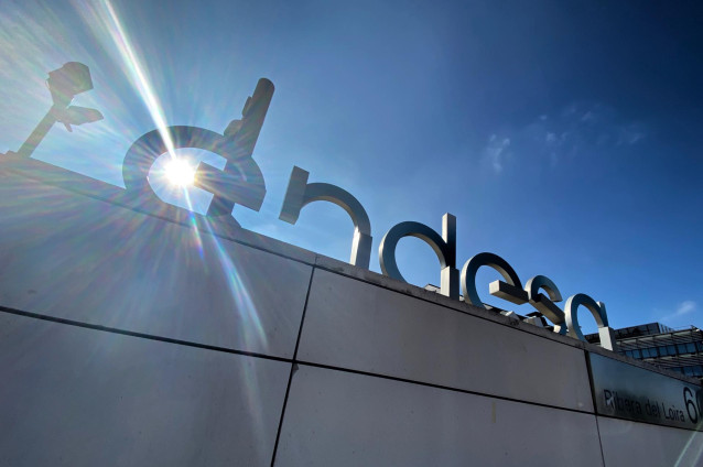 Archivo - Puerta de acceso de la sede de Endesa en la calle de la Ribera del Loira, Madrid (España), a 14 de febrero de 2020.