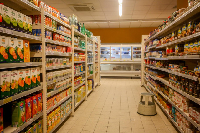 Archivo - Un pasillo de un supermercado de Madrid