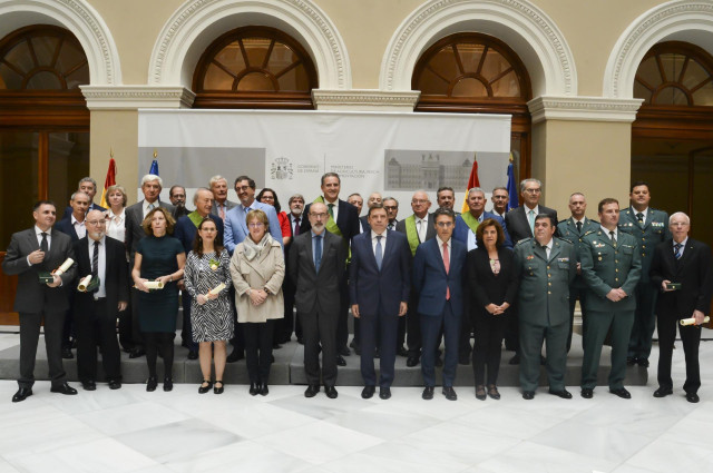 El ministro de Agricultura, Pesca y Alimentación, Luis Planas, con los condecorados de la Orden Civil del Mérito Agrario, Pesquero y Alimentario