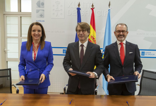 El conselleiro de Facenda e Administración Pública, Miguel Corgos, y la directora territorial del Banco Santander en Galicia, Rocío Pazos, tras la firma del primer 