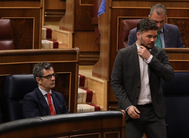Archivo - El portavoz de Esquerra Republicana (ERC) en el Congreso, Gabriel Rufián (d), pasa al lado del ministro de la Presidencia, Relaciones con las Cortes y Memoria Democrática, Felix Bolaños, en una sesión plenaria, en el Congreso.