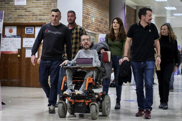El portavoz de Unidas Podemos, Pablo Echenique (3i); la portavoz de Podemos, Isabel Serra (3d); el exlíder de Podemos Pablo Iglesias (2d), y la delegada del Gobierno contra la Violencia de Género, Victoria Rosell (1d), a su llegada a la celebración de la