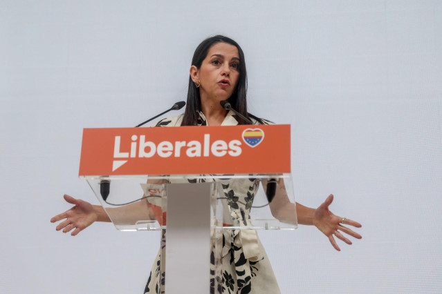 Archivo - La presidenta de Ciudadanos, Inés Arrimadas, comparece en una rueda de prensa en la sede nacional de Cs.