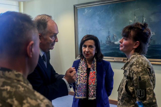 La ministra de Defensa, Margarita Robles, junto a la coronel del ejercito de Ucrania, Yulia Tapaciok