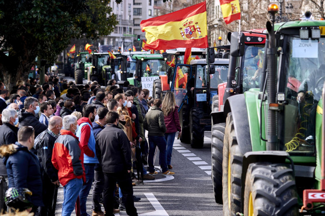 Archivo - Manifestantes y tractores, con pancartas y banderas de España, en una marcha