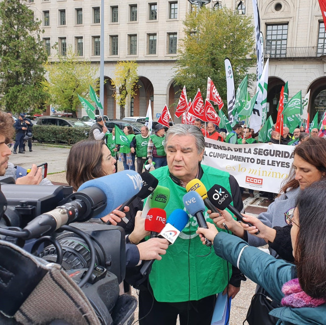 El Portavoz De CSIF En La Seguridad Social, Jesús Vila, Atiende A Los Medios Durante Una Protesta, Este Viernes, 18 De Noviembre De 2022.