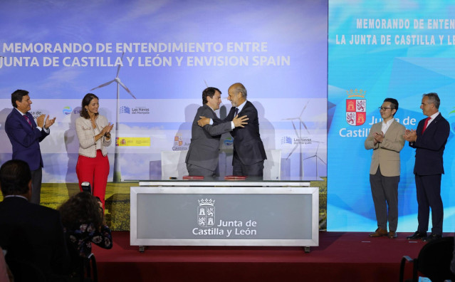 Archivo - El presidente de la Junta, durante su visita a Las Navas del Marqués con motivo del proyecto de Envisión en dicha localidad.