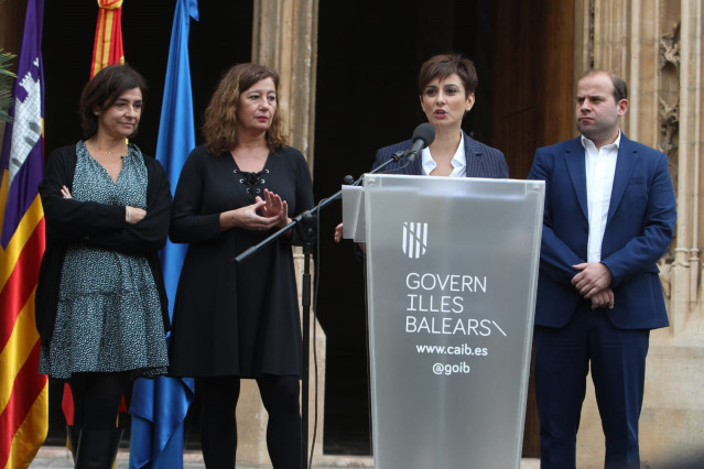 La ministra portavoz del Gobierno de España, Isabel Rodríguez, en la rueda de prensa en Palma acompañada de la directora general de Costas, Ana Oñoro, la presidenta de Baleares, Francina Armengol, y el conseller balear de Medio Ambiente, Miquel Mir.