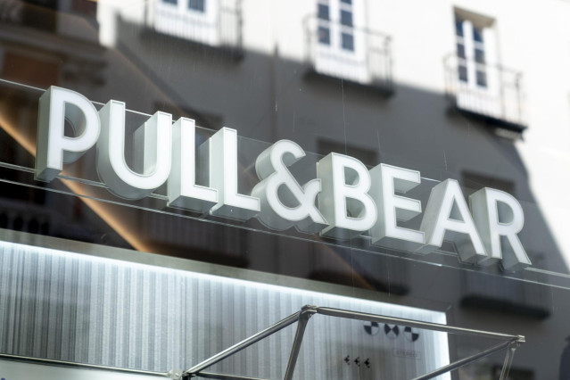 Archivo - Un cartel de una tienda Pull & Bear, del grupo Inditex, a 5 de marzo de 2022, en Madrid (España). Inditex anunció hoy que cierra temporalmente los 502 establecimientos que tiene en Rusia. Otras empresas han cerrado sus sucursales y tiendas en Ru