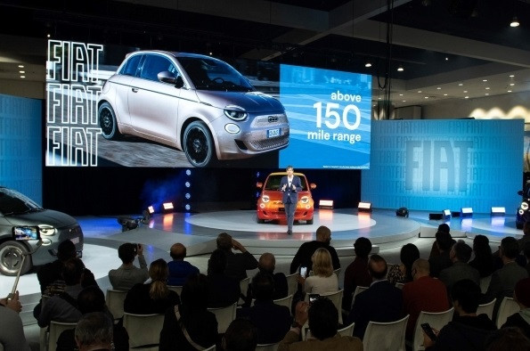 El consejero delegado de Fiat, Olivier François, en una presentación junto a un Fiat 500e