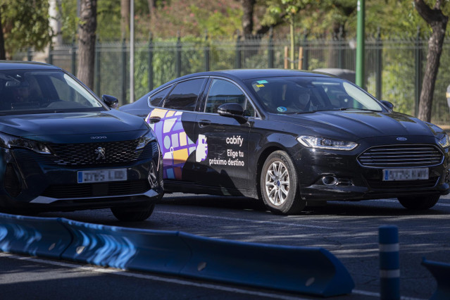 Archivo - Un VTC circulando por Sevilla