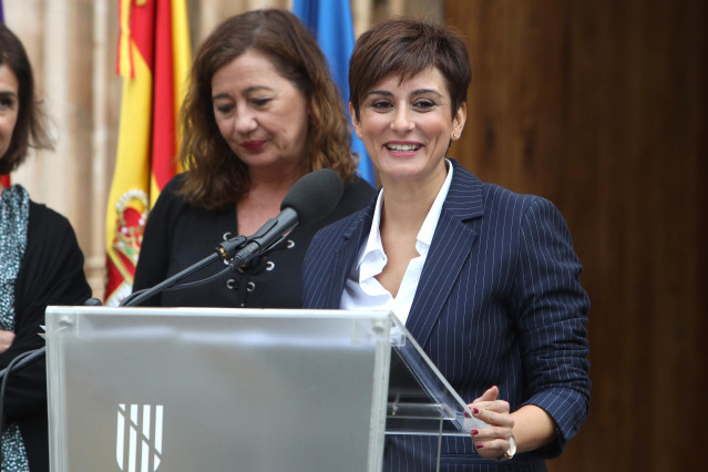 La ministra de Política Territorial y Portavoz del Gobierno, Isabel Rodríguez, interviene en la rueda de prensa sobre la Comisión Mixta de Estado-Autonomía, a 18 de noviembre de 2022, en Palma de Mallorca.