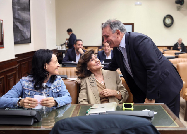 Archivo - (I-D) La diputada del PSOE, Rafaela Crespín; la exvicepresidenta del Gobierno y presidenta de la mesa de Igualdad en el Congreso de los Diputados, Carmen Calvo y el secretario de Estado para la Agenda 2030 y secretario general del PCE, Enrique S