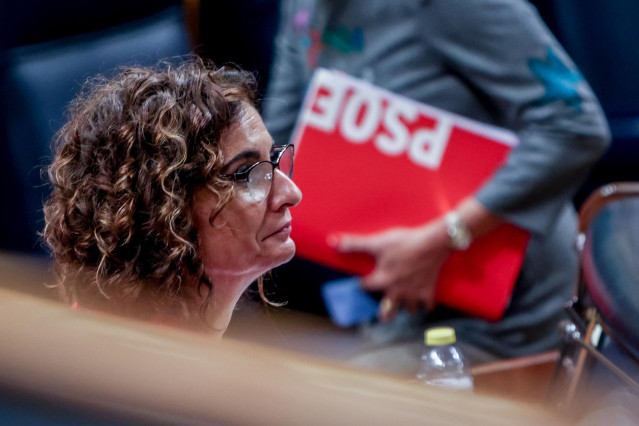 La ministra de Hacienda, María Jesús Montero, durante un debate de totalidad del Proyecto de Ley de Presupuestos Generales del Estado para el año 2023, en el Congreso de los Diputados, a 26 de octubre de 2022, en Madrid (España).  A pesar de las siete enm
