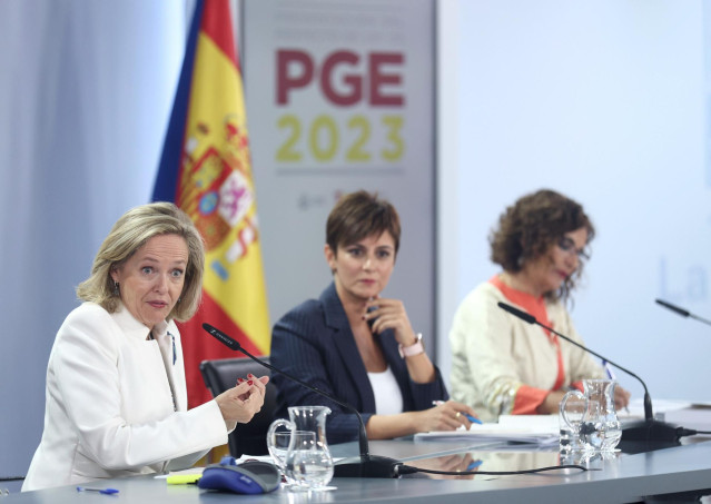 Archivo - (I-D) La vicepresidenta primera y ministra de Asuntos Económicos y Transformación Digital, Nadia Calviño; la ministra de Política Territorial y portavoz del Gobierno, Isabel Rodríguez, y la ministra de Hacienda y Función Pública, María Jesús Mon