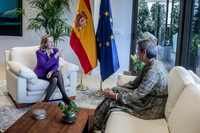 La vicepresidenta primera y ministra de Asuntos Económicos y Transformación Digital, Nadia Calviño (i) y la vicepresidenta y comisaria de Competencia de la Comisión Europea, Margrethe Vestager (d), durante una reunión celebrarda en Madrid.