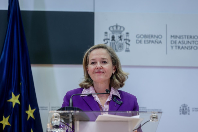 La vicepresidenta primera y ministra de Asuntos Económicos y Transformación Digital, Nadia Calviño, comparece tras su reunión con la vicepresidenta y comisaria de Competencia de la Comisión Europea, en el Ministerio de Asuntos Económicos.