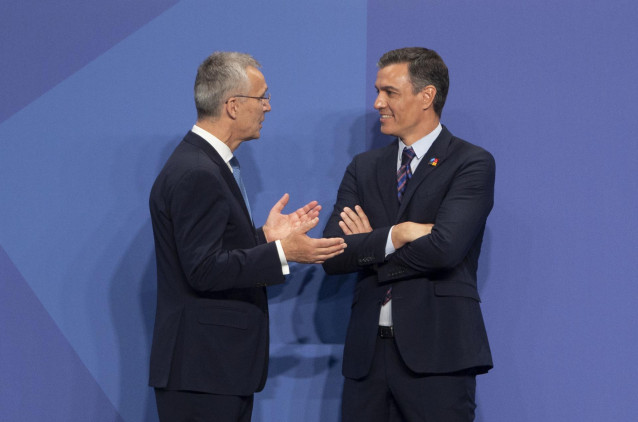 Archivo - El secretario General de la OTAN, Jens Stoltenberg (i), y el presidente del Gobierno, Pedro Sánchez, conversan a su llegada al comienzo de la Cumbre de la OTAN 2022