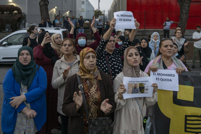 Un grupo de personas se manifiesta para la puesta en libertad del activista Mohamed Said ante el CIE Zona Franca, a 25 de octubre de 2022, en Barcelona, Catalunya (España). El activista Mohamed Said ha asegurado que este jueves presentará un recurso tras