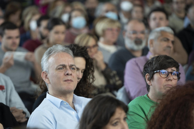 El vicepresidente segundo y conseller de Vivienda y Arquitectura Bioclimática de la Generalitat Valenciana, Héctor Illueca, y la síndica de Unides Podem en Les Corts, Pilar Lima, durante el acto del proyecto ‘Sumar’ en Feria Valencia