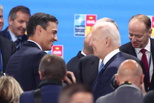 Archivo - El presidente del Gobierno, Pedro Sánchez (i) y el presidente de Estados Unidos, Joe Biden (d), en la reunión del Consejo del Atlántico Norte a nivel de Jefes de Estado y de Gobierno, durante la primera jornada de la Cumbre de la OTAN 2022