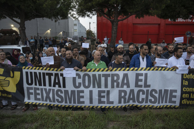 Un grupo de personas se manifiesta para la puesta en libertad del activista Mohamed Said ante el CIE Zona Franca, a 25 de octubre de 2022, en Barcelona, Catalunya (España). El activista Mohamed Said ha asegurado que este jueves presentará un recurso tras