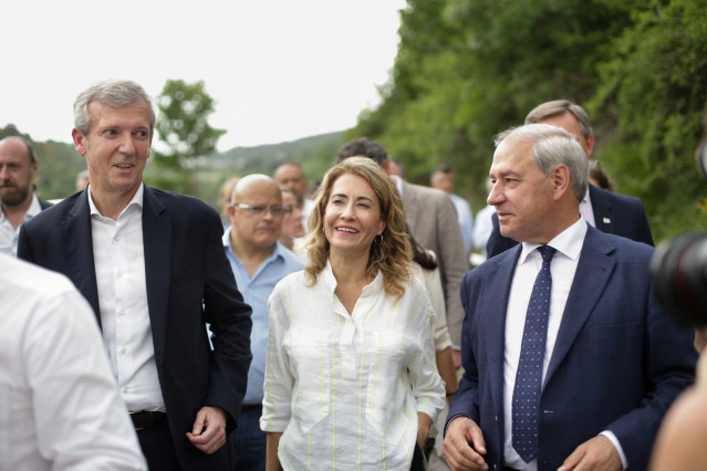 Archivo - El presidente de la Xunta de Galicia, Alfonso Rueda (i), y la ministra de Transportes, Raquel Sánchez (c), durante su visita a la parte del acueducto caído de Pedrafita do Cebreiro, a 17 de junio de 2022, en Pedrafita do Cebreiro, Lugo