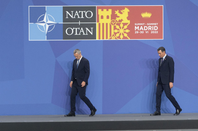 Archivo - El secretario General de la OTAN, Jens Stoltenberg (i), y el presidente del Gobierno, Pedro Sánchez