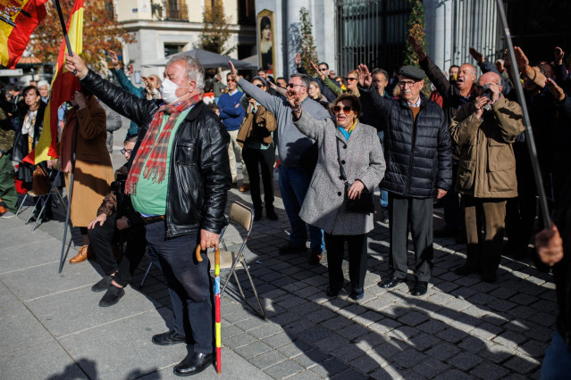 Varias personas levantan el brazo durante un acto organizado por el Movimiento Católico español (MCE)  en memoria de Francisco Franco y José Antonio Primo de Rivera, en la Plaza de Oriente, a 20 de noviembre de 2022, en Madrid (España).