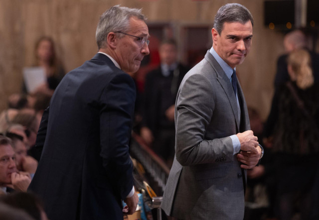 El secretario general de la Organización del Tratado del Atlántico Norte (OTAN), Jens Stoltenberg (i) y el presidente del Gobierno, Pedro Sánchez (d), durante la sesión plenaria de la tercera jornada de la 68º sesión anual de la Asamblea Parlamentaria
