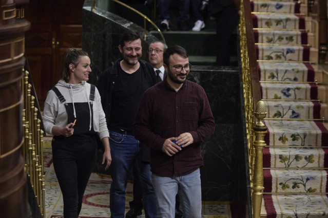 La portavoz de la CUP en el Congreso, Mireia Vehí (1i) y el diputado de la CUP Albert Botran (d), a su llegada a una sesión plenaria en el Congreso de los Diputados.