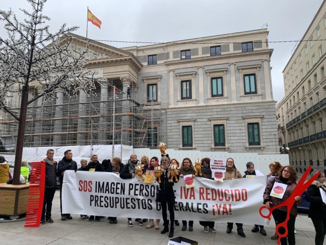 Protesta de la Alianza por la bajada del IVA al 10% a la Imagen Personal ante el Congreso de los Diputados