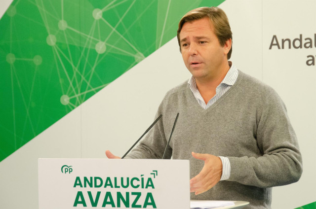 El secretario general del PP-A, Antonio Repullo, en rueda de prensa en la sede regional del partido