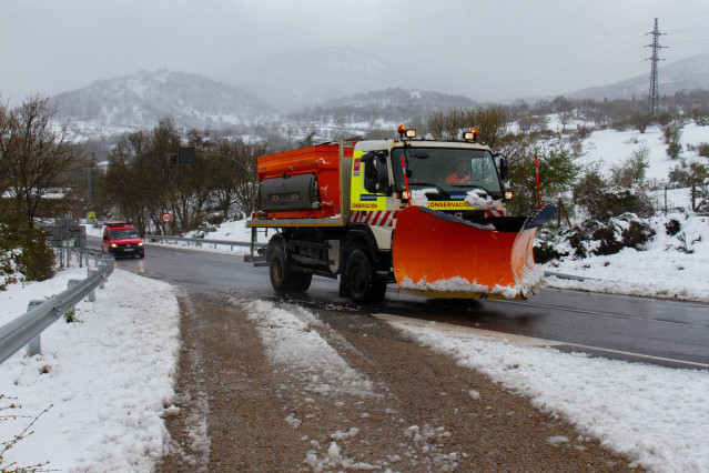 Archivo - Una máquina quitanieves en Cercedilla, a 20 de abril de 2022, en Cercedilla, Madrid
