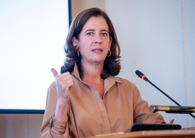 Archivo - Alejandra Kindelán, presidenta de la Asociación Española de Banca (AEB), durante su intervención en el curso de economía organizado por APIE en la Universidad Internacional Menéndez Pelayo de Santander.