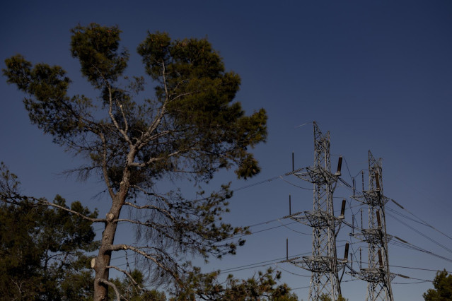 Archivo - Dos torres eléctricas, a 12 de noviembre de 2021, en Madrid, (España).