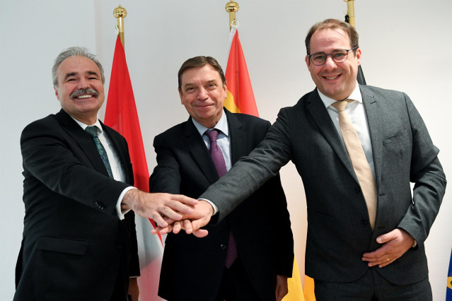 El ministro de Agricultura, Pesca y Alimentación, Luis Planas, mantiene una reunión con sus homólogos de Bélgica, David Clarinval, y de Hungría, István Nagy