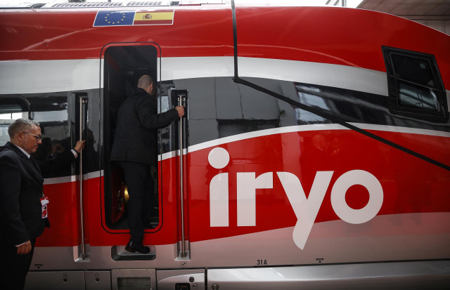 Una persona entra en el tren Iryo la su llegada a la estación de València Joaquín Sorolla desde Madrid, a 21 de noviembre de 2022, en Valencia, Comunidad Valenciana (España).