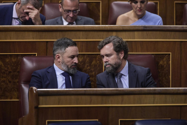 El líder de Vox, Santiago Abascal (i) y el portavoz parlamentario de Vox en el Congreso, Iván Espinosa de los Monteros (d)