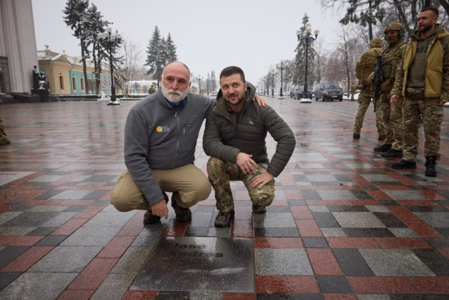 El presidente de Ucrania, Volodimir Zelenski, y el chef José Andrés junto a la placa en su honor en Kiev