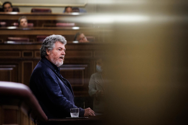 Archivo - El diputado de Unidas Podemos, Juan Antonio López de Uralde, interviene en una sesión plenaria en el Congreso de los Diputados, a 24 de mayo de 2022, en Madrid (España).