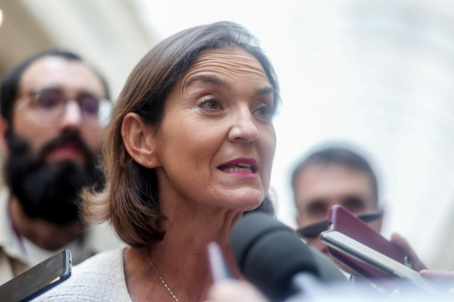 La ministra de Industria, Comercio y Turismo, Reyes Maroto, ofrece declaraciones a los medios de comunicación