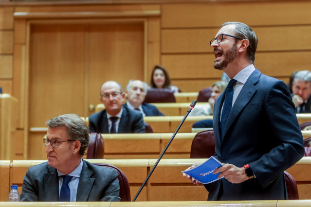 El portavoz del Grupo Popular en el Senado, Javier Maroto (i), en una sesión de control al Gobierno, en el Senado, a 15 de noviembre de 2022, en Madrid (España). El Senado celebra una nueva sesión de control al Gobierno, sin la presencia del jefe del Ejec