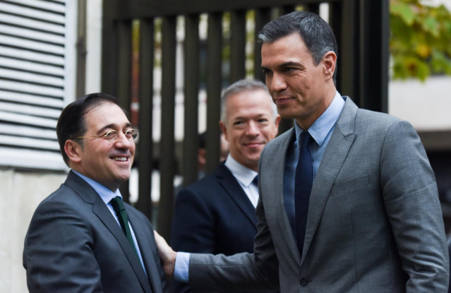 El ministro de Asuntos Exteriores, Unión Europea y Cooperación, José Manuel Albares; el presidente del Senado, Ander Gil, y el presidente del Gobierno, Pedro Sánchez, a su llegada a la tercera jornada de la 68º sesión anual de la Asamblea Parlamentaria.