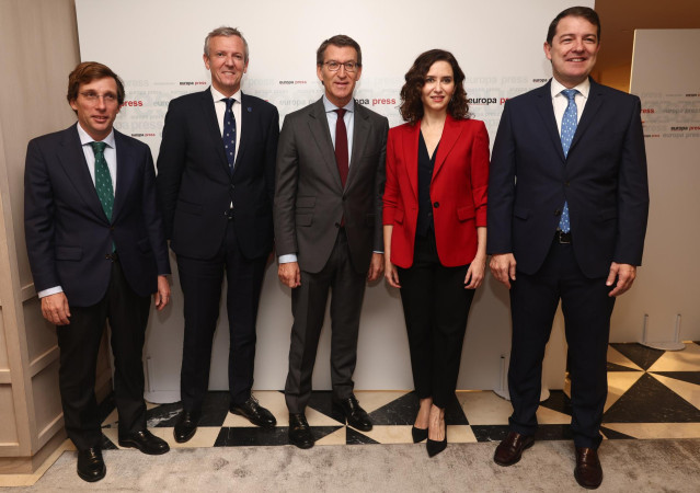 (I-D) Foto de familia, el alcalde de Madrid, José Luis Martínez Almeida; el presidente de la Xunta de Galicia, Alfonso Rueda; el presidente del PP, Alfonso Núñez Feijóo; la presidenta de la Comunidad de Madrid, Isabel Díaz Ayuso y el presidente de la Junt