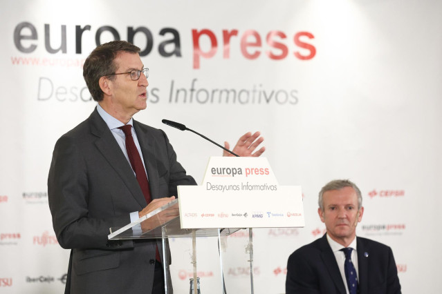 El presidente del PP, Alfonso Núñez Feijóo (i) y el presidente de la Xunta de Galicia, Alfonso Rueda (d), participan en un desayuno informativo de Europa Press en el Hotel Hyatt Regency Hesperia, a 22 de noviembre de 2022, en Madrid (España).